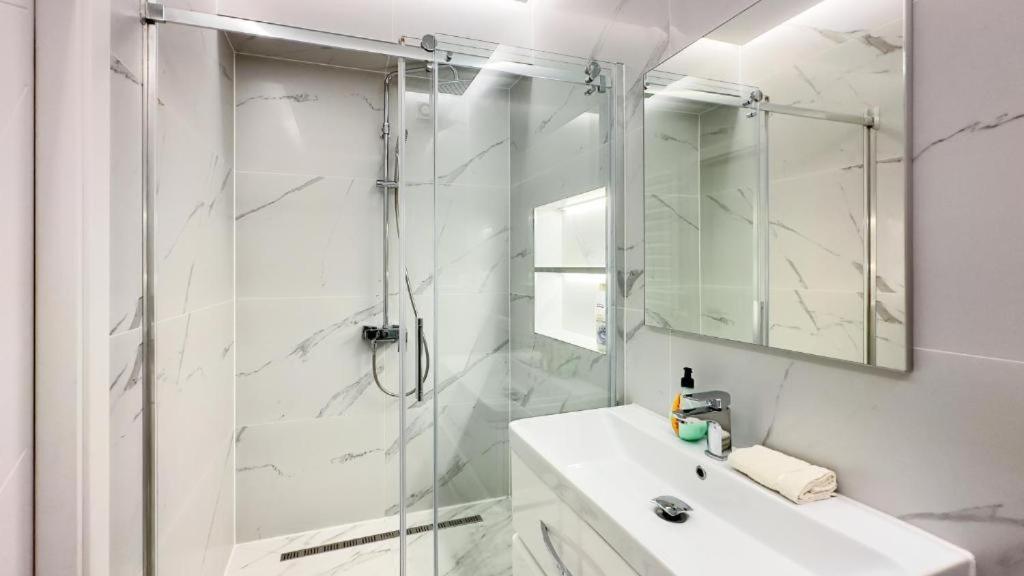 Glass New Apartments Ultracentral Kişinev Dış mekan fotoğraf
